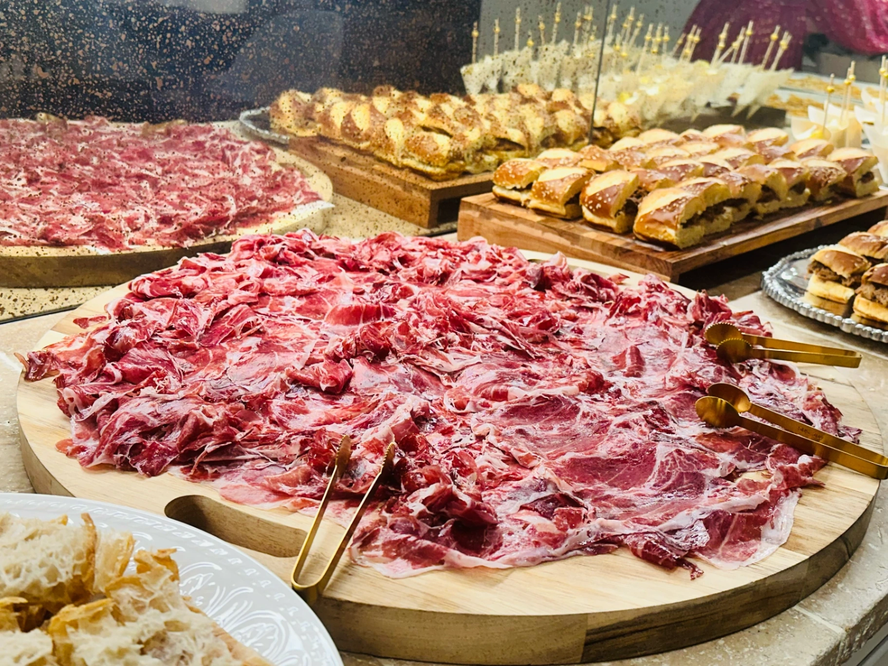 Plato de jamón ibérico recién cortado en un evento de catering de tapas en Houston de Cantábrico