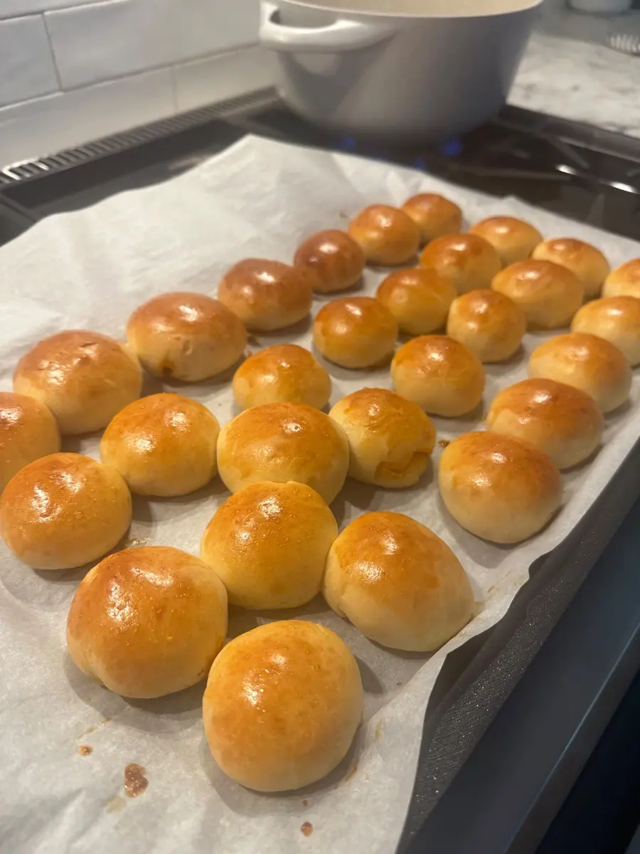 Bollos preñaos recién salidos del horno antes de un evento de catering en Houston