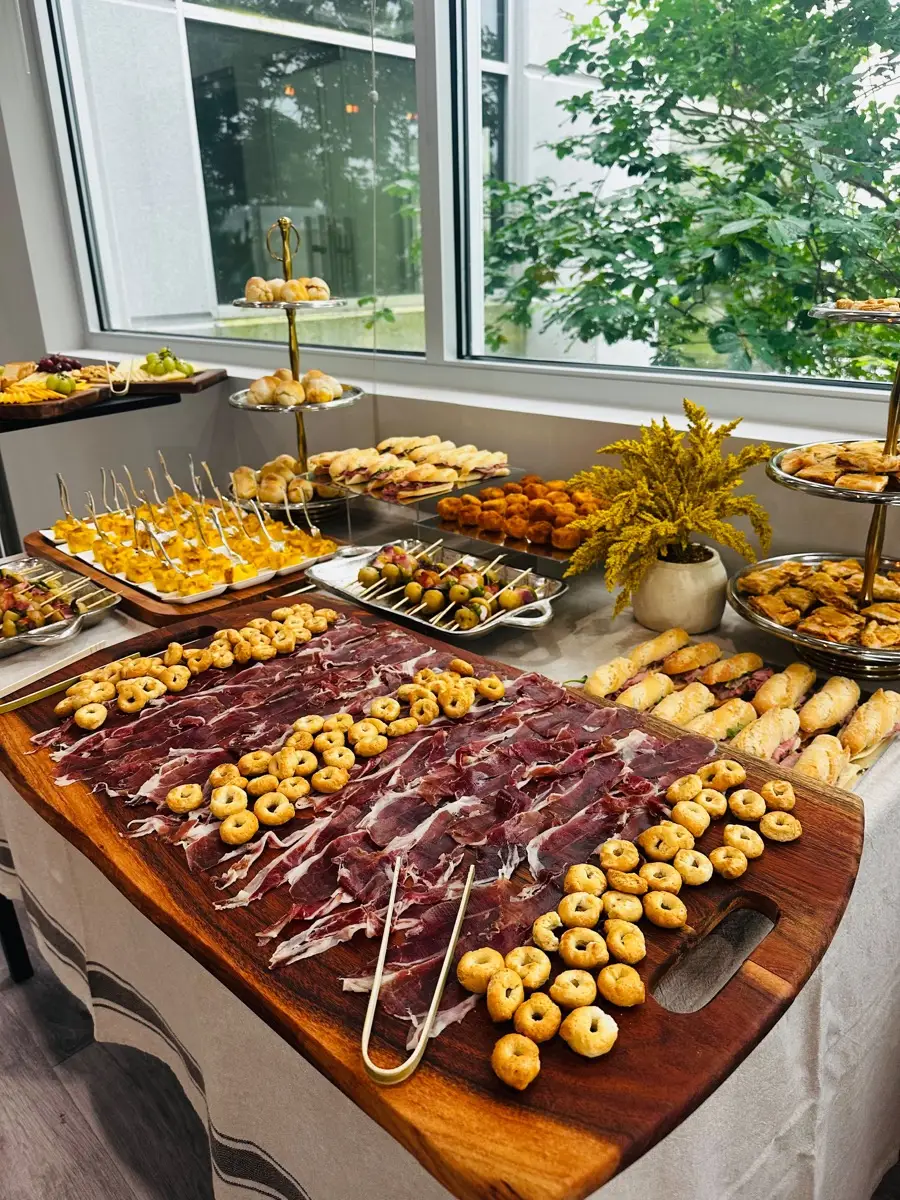 Tabla de jamón ibérico cortado a mano con rosquilletas en un evento de empresa en Houston