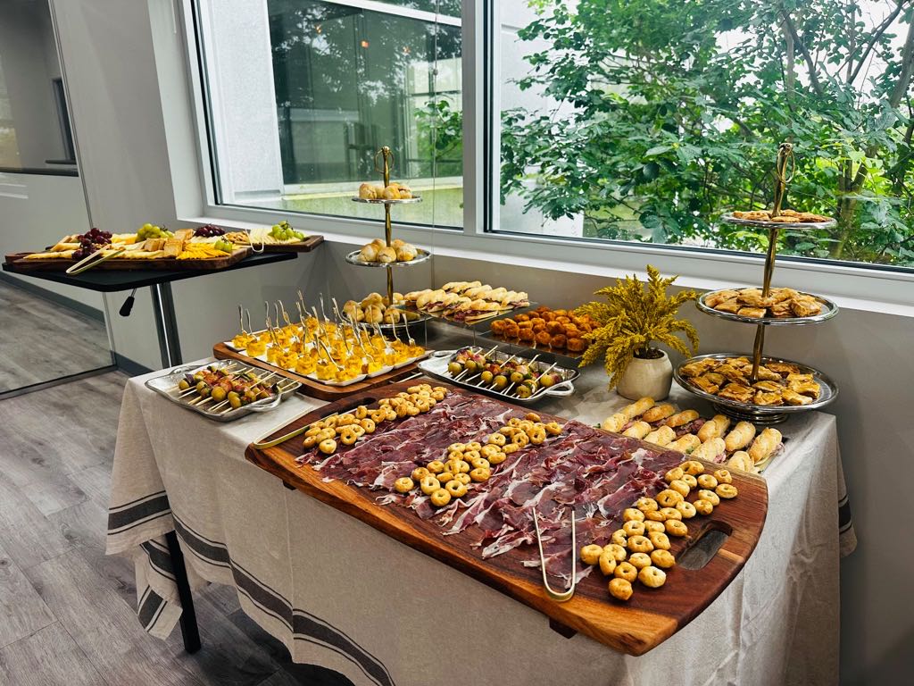 Buffet de tapas en un lunch de oficina en Houston: jamón ibérico, tortilla española y banderillas de aceituna