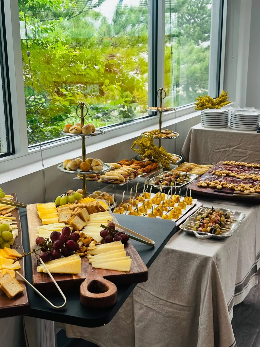 Tablas de quesos españoles con manchego y uvas en un lunch de oficina en Houston