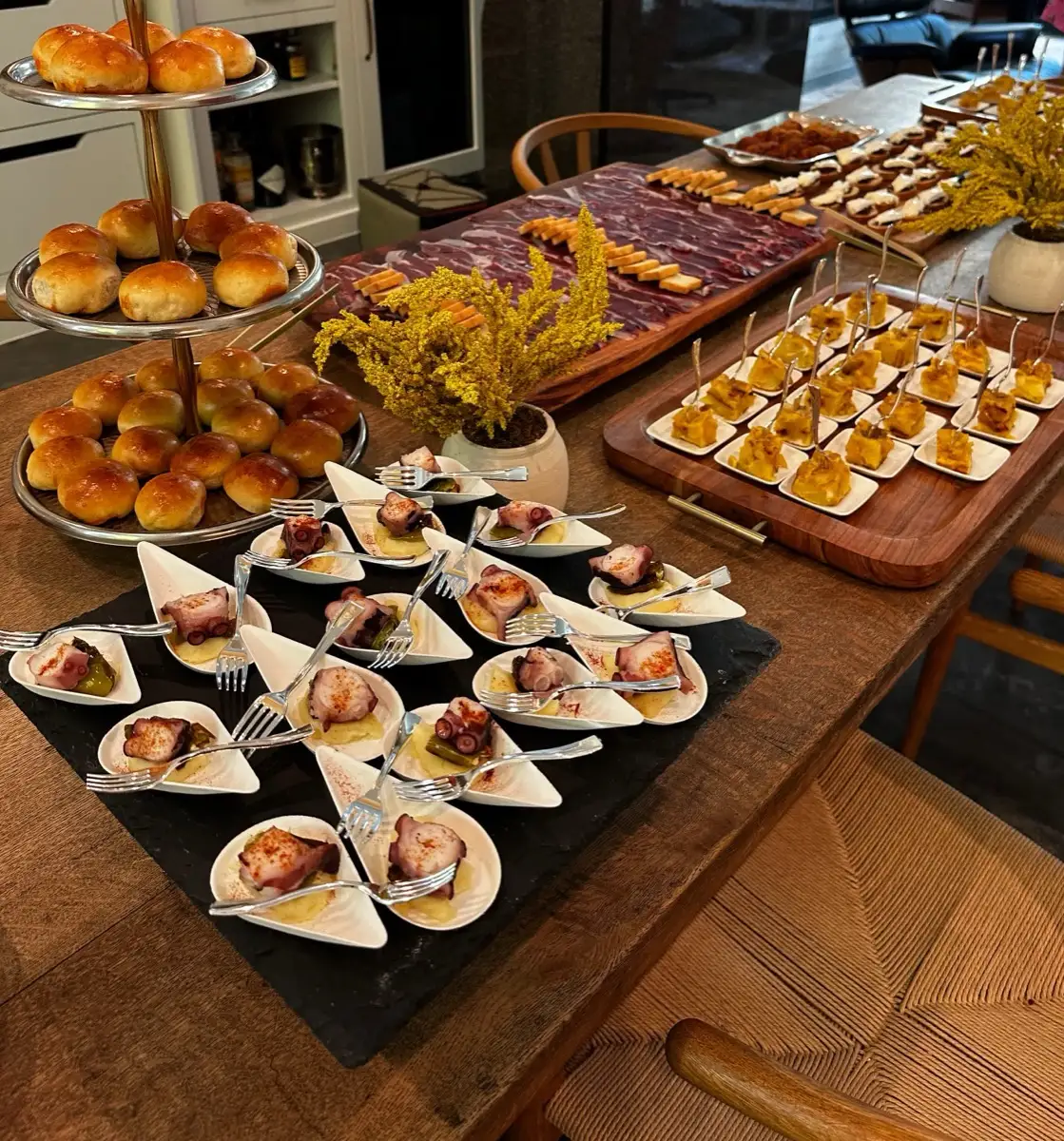Buffet de tapas en una casa particular de Houston: torre de bollos preñaos, pulpo a la gallega y jamón ibérico