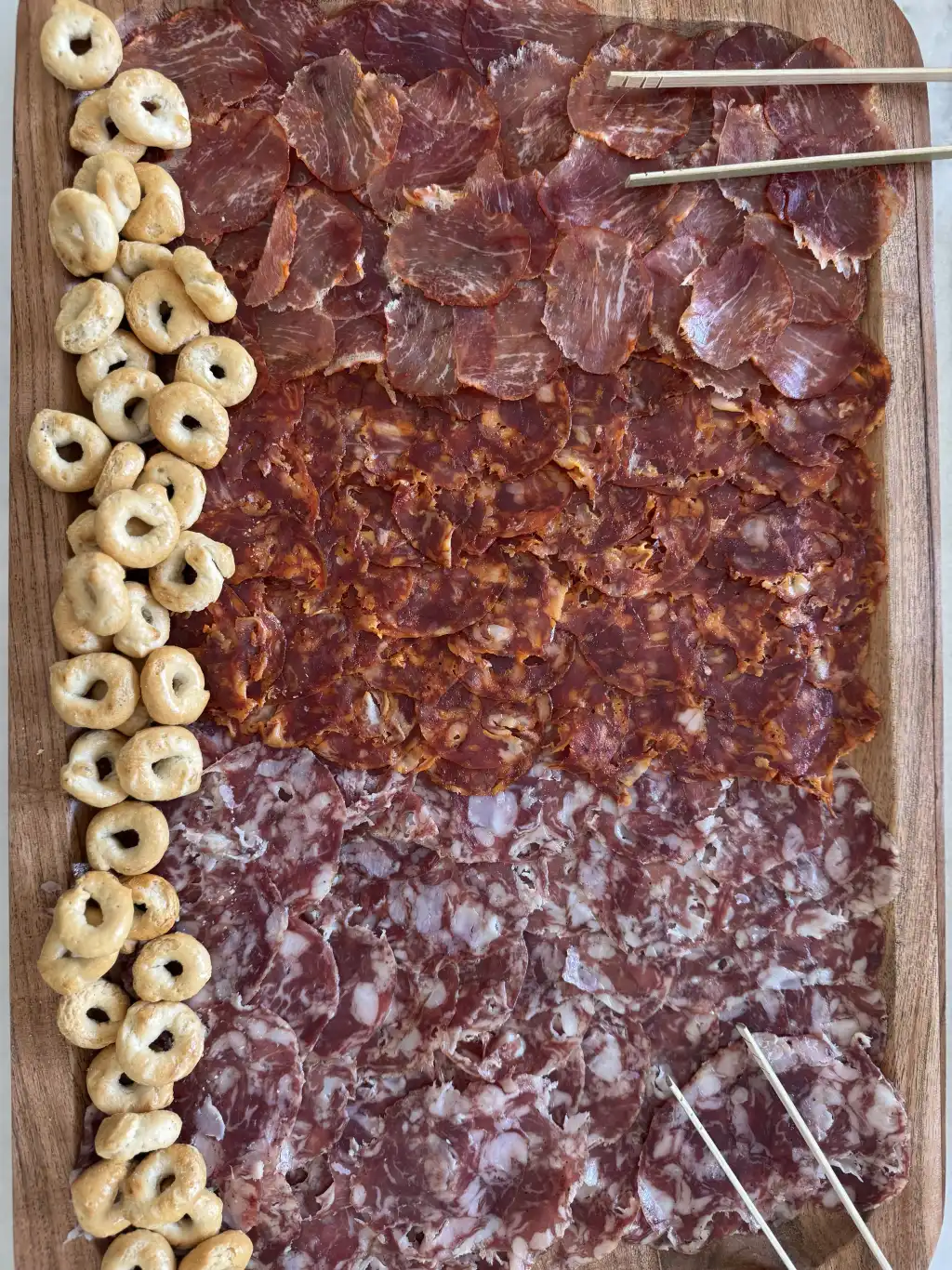 Tabla de charcutería española de tres carnes con picos en forma de U, Cantábrico para una boda en Houston