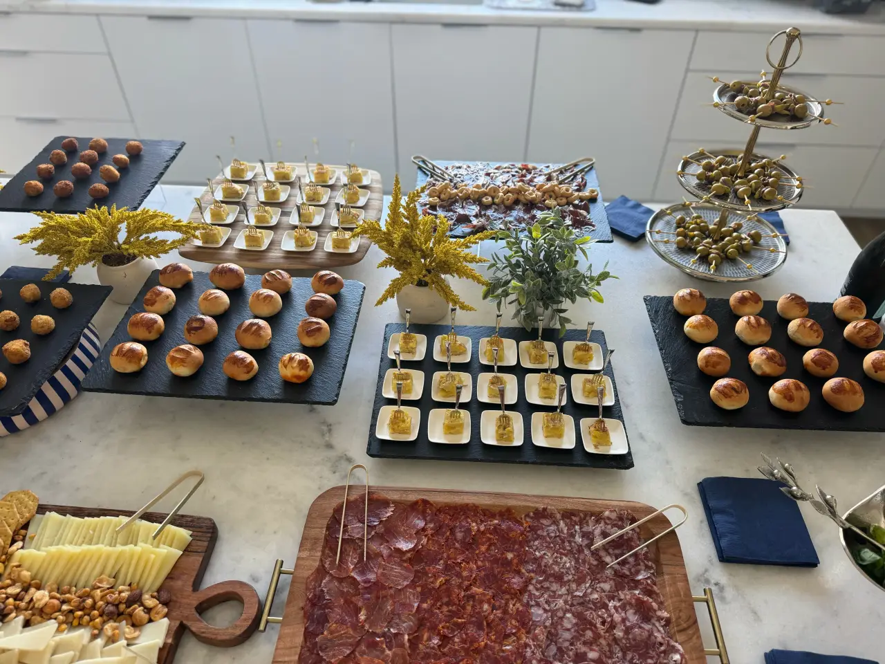 Mesa amplia de un evento de boda española de Cantábrico en Houston, paella, charcutería, tapas