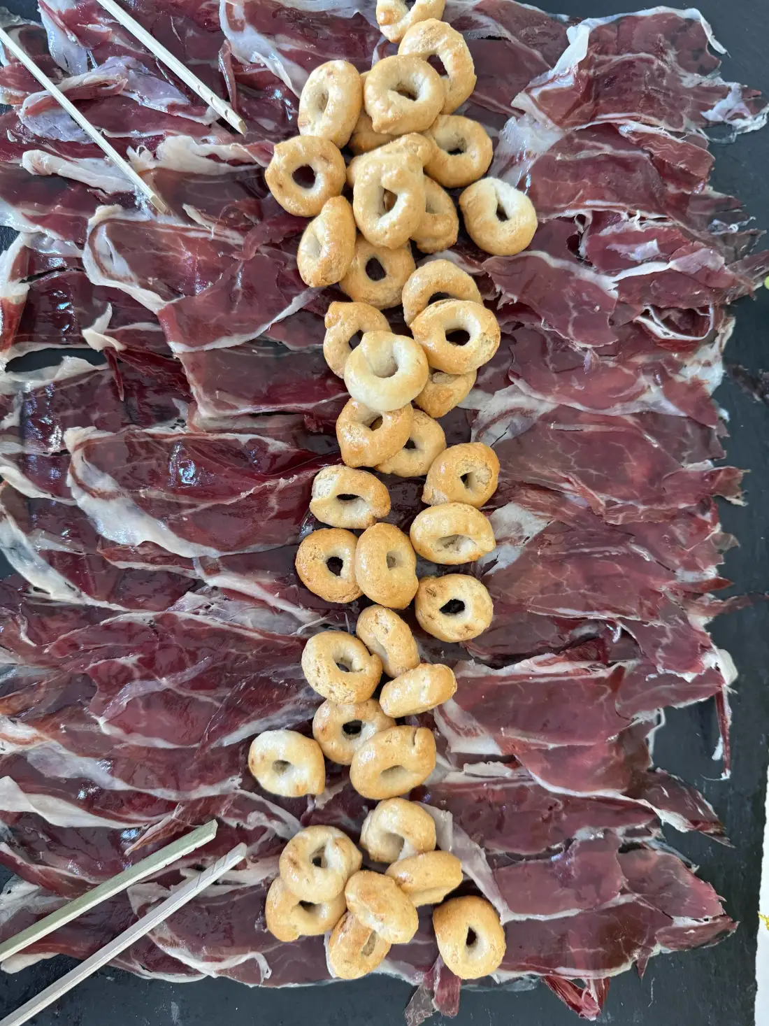 Tabla de jamón ibérico 5J con picos, charcutería española premium para una boda con Cantábrico en Houston